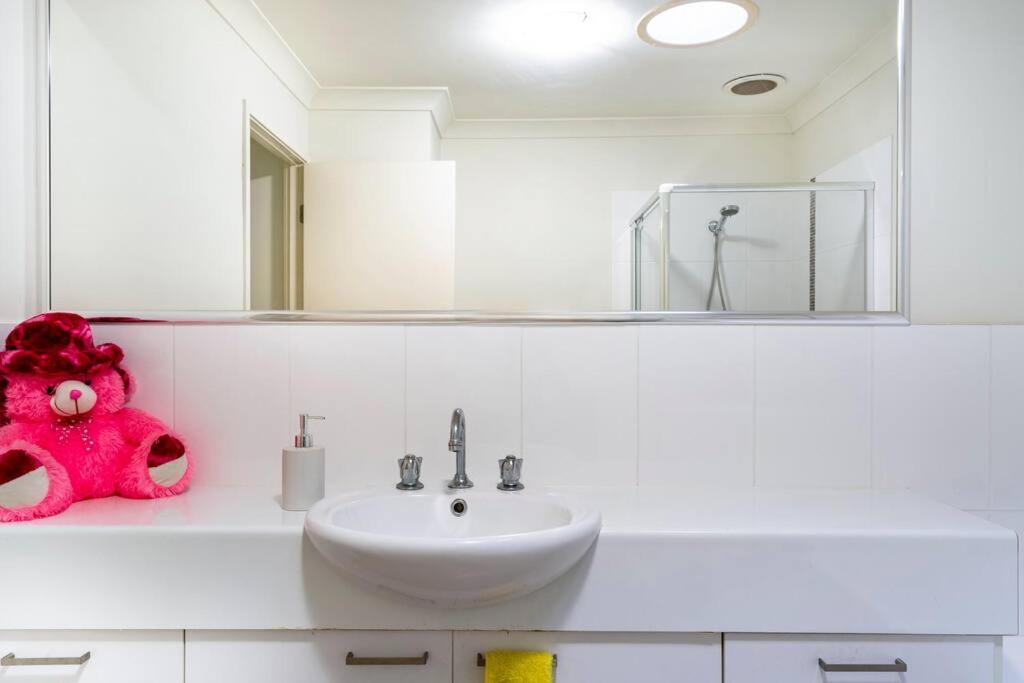 Room With Separate Bath In Shared Homestay Redcliffe Exterior photo