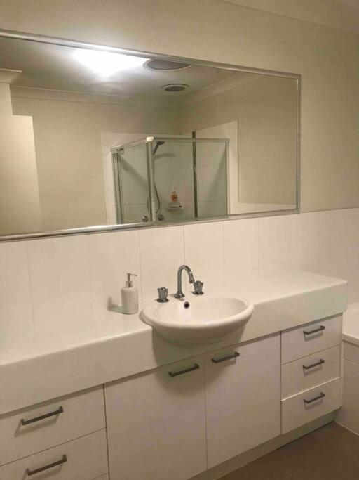 Room With Separate Bath In Shared Homestay Redcliffe Exterior photo